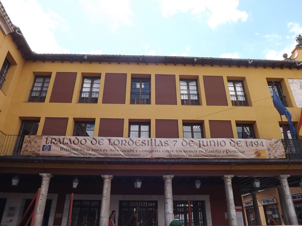 pancarta en el Ayuntamiento de Tordesillas conmemorando la fecha.
