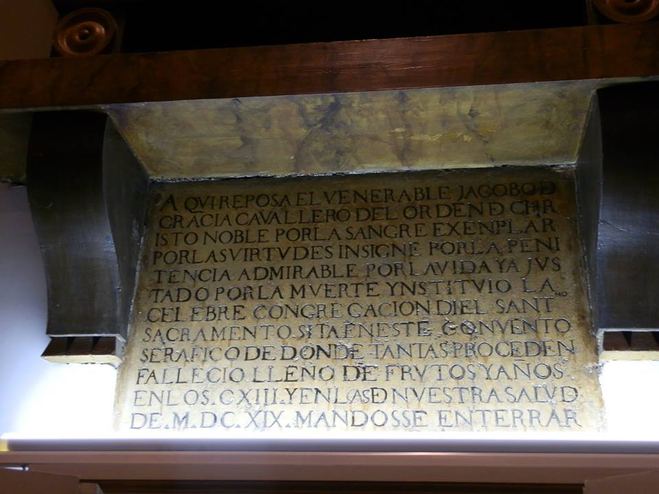 Interior con menciones de protectores y tumba en el Oratorio del Caballero protagonista.