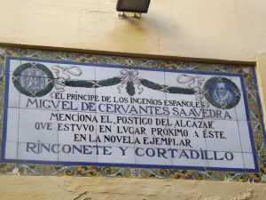 Placa en Calle de la Villa, centro donde acudió como alumno Cervantes en Madrid.